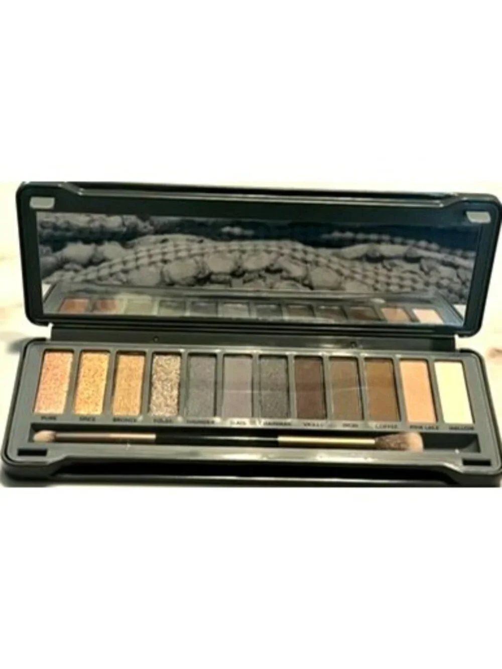 Lacura Smoky Eyeshadow Palette With 12 Shades & Brush For Bold & Neutral Looks
